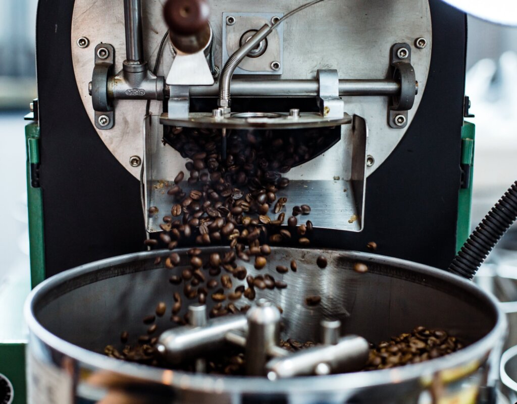 Bild einer Kaffeemühle, die Bohnen zermalmt